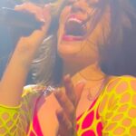 Jessie J Instagram – “So what’s your show like?”… 

🎫 still availableeeeee • Come PARTY with us!!! 🇩🇪🇪🇸🇵🇹🇧🇷

And yea that is me reapplying lipstick during a ballad 💄