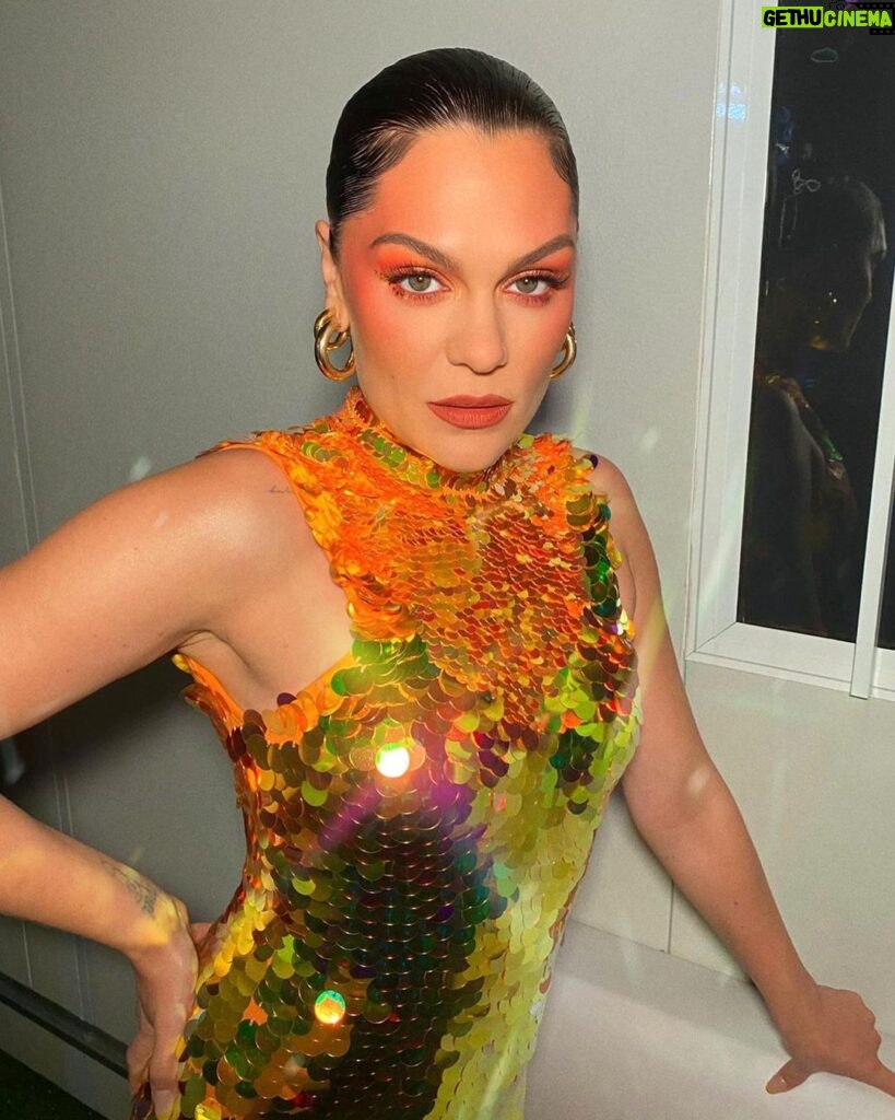 Jessie J Instagram - Rock in Rio glam by the insanely talented @anthonyhnguyenmakeup using @kvdbeauty 🌅🫶🏻🔥