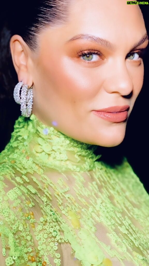 Jessie J Instagram - GLAM MEEEE…From QUICK change to you 🧑🏻‍🎤 HAIR • @alishadobson STYLING • @madeleinebowdenstyle MAKEUP • Me Kids' Choice Awards