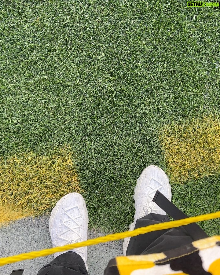 Jessie T. Usher Instagram - Victory week always feels so goooood 😌🙌🏾 #HereWeGo @Steelers Acrisure Stadium