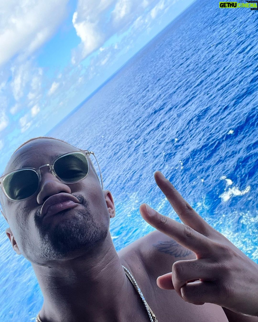 Jessie T. Usher Instagram - kicked off the year aboard the “Scarlett Lady” with some family & friends… and let me tell you… GREAT times were had 🙌🏾🚢🌊 @virginvoyages #virginvoyages ⚓️ Out at Sea!!