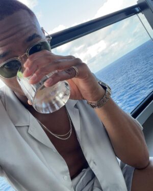 Jessie T. Usher Instagram - kicked off the year aboard the “Scarlett Lady” with some family & friends… and let me tell you… GREAT times were had 🙌🏾🚢🌊 @virginvoyages #virginvoyages ⚓️