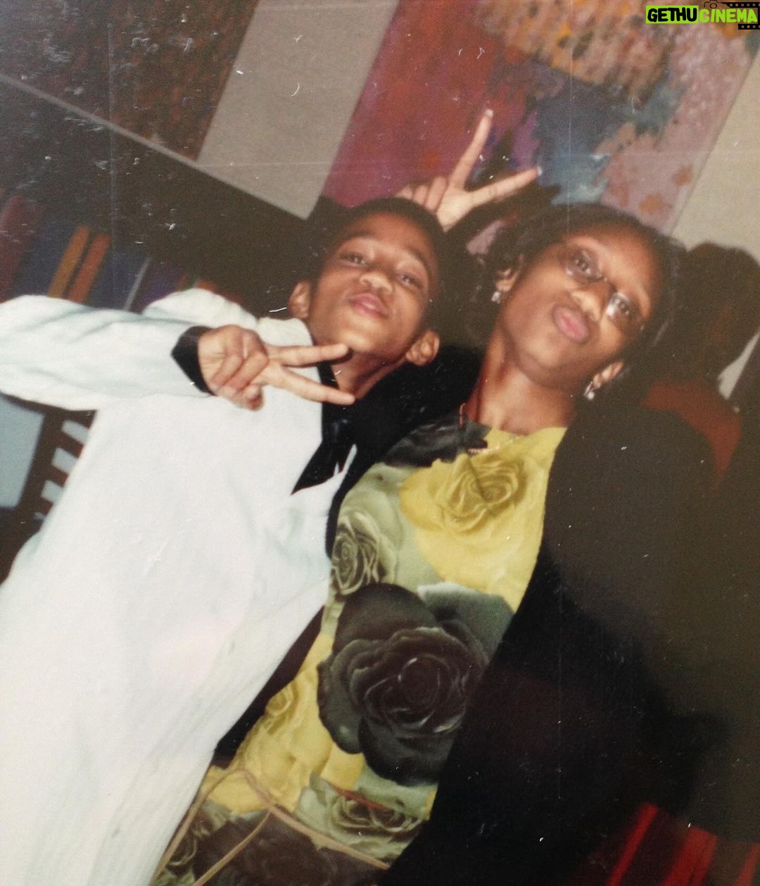 Jessie T. Usher Instagram - thirty foe years in a row, you been giving em what they ask foe !! im just glad to call you a sibling . hbd to the realest ever 🥳 . love you big sis @eyanatia (sorry momma she make me flip off every camera we see)