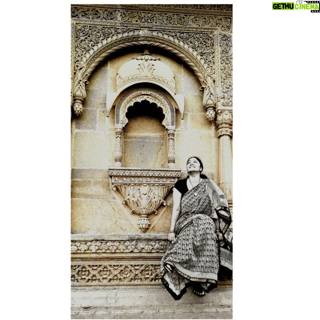 Jhansi Instagram - Intricate ...! Do not complicate.. ! Merge ... !! Do not submerge.... !! Wearing maheshwari saree on the ghats of Narmada... throwback #travelindia #handloomlove