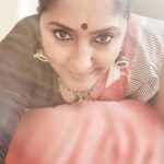 Jhansi Instagram - Some days it takes an effort to do regular things. Sometimes it feels an eternity to finish tasks. I try hard to continue not to give up. It does consume energy but atlast you finish. On one such day , oiled hair, mix matched jewelry, hugged by an ikat saree , distracting with a big bindi, Smiling at the selfie camera Here I am ready for the show . . Saree from @abhihaara