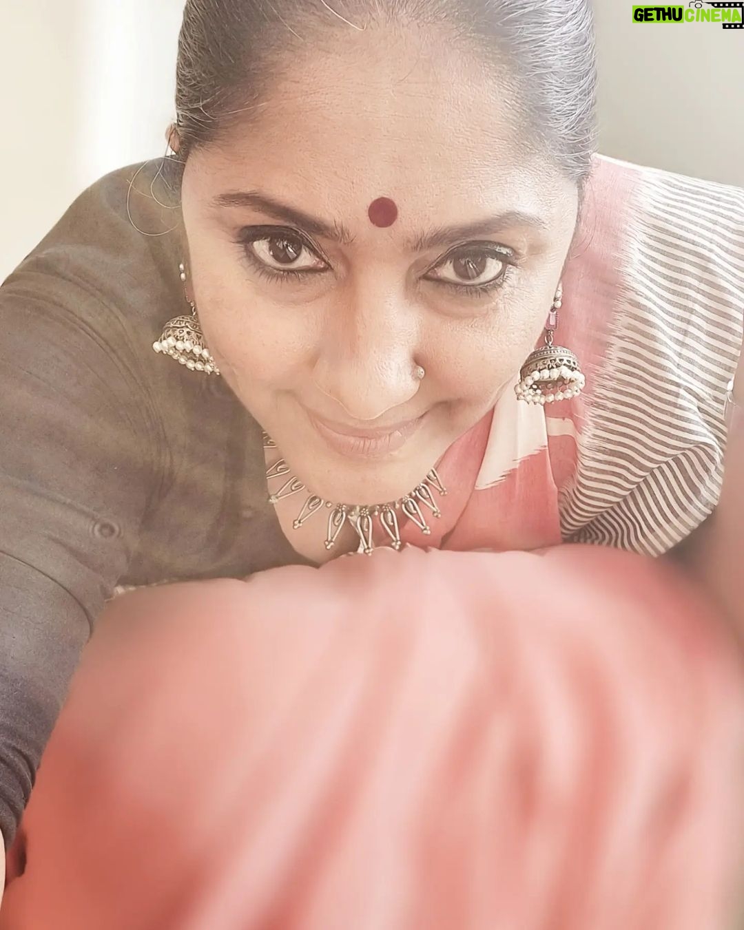 Jhansi Instagram - Some days it takes an effort to do regular things. Sometimes it feels an eternity to finish tasks. I try hard to continue not to give up. It does consume energy but atlast you finish. On one such day , oiled hair, mix matched jewelry, hugged by an ikat saree , distracting with a big bindi, Smiling at the selfie camera Here I am ready for the show . . Saree from @abhihaara