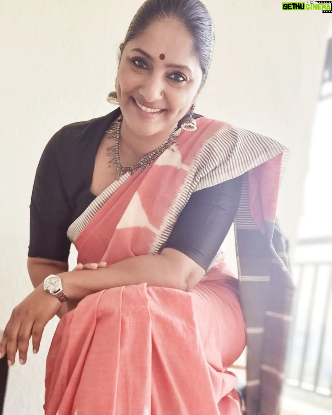 Jhansi Instagram - Some days it takes an effort to do regular things. Sometimes it feels an eternity to finish tasks. I try hard to continue not to give up. It does consume energy but atlast you finish. On one such day , oiled hair, mix matched jewelry, hugged by an ikat saree , distracting with a big bindi, Smiling at the selfie camera Here I am ready for the show . . Saree from @abhihaara