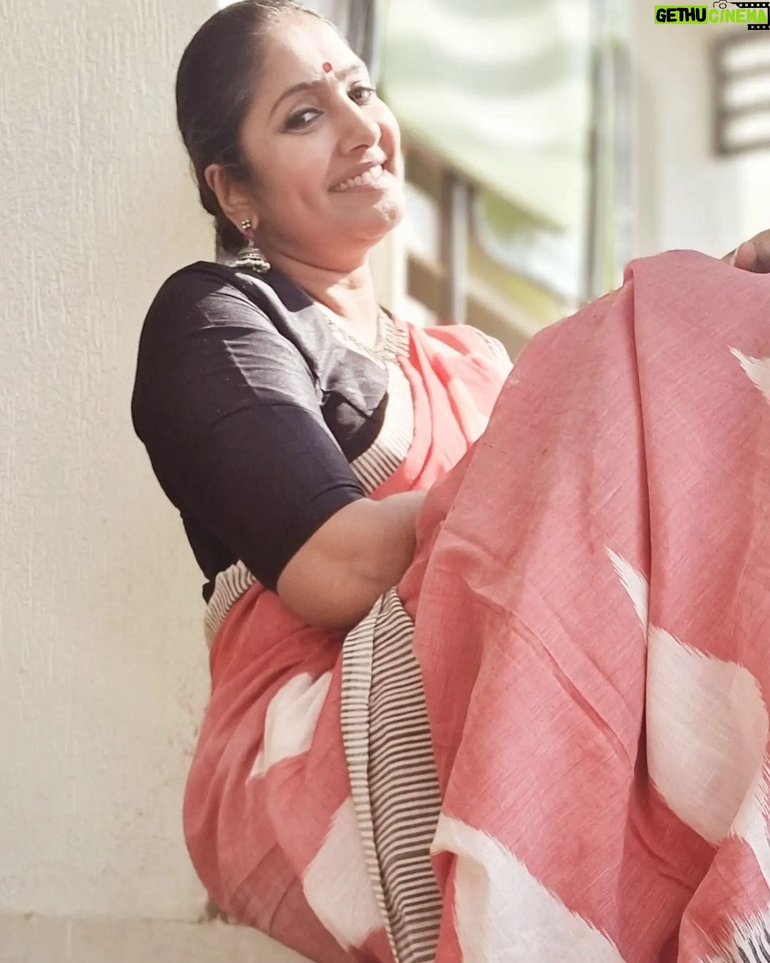 Jhansi Instagram - Some days it takes an effort to do regular things. Sometimes it feels an eternity to finish tasks. I try hard to continue not to give up. It does consume energy but atlast you finish. On one such day , oiled hair, mix matched jewelry, hugged by an ikat saree , distracting with a big bindi, Smiling at the selfie camera Here I am ready for the show . . Saree from @abhihaara