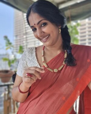 Jhansi Instagram - WRAPPED IN LOVE, ADORNED WITH PASSION. 
My soul sister's  love is as pure as this khadi saree she sent, I am wrapped in love. 
@ramalakshmimedapati
 The passion I am adorning is an amalgamation of 2 crafts,  ceramic casting and metal forging. 
Sharing a passionate craft from  Manreeth's Hand casted metal and thread jewelry from scrap metals .

Happy Sunday 😊 
#handloom 
#handmadejewelry