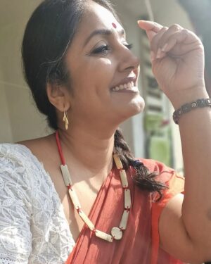 Jhansi Instagram - WRAPPED IN LOVE, ADORNED WITH PASSION. 
My soul sister's  love is as pure as this khadi saree she sent, I am wrapped in love. 
@ramalakshmimedapati
 The passion I am adorning is an amalgamation of 2 crafts,  ceramic casting and metal forging. 
Sharing a passionate craft from  Manreeth's Hand casted metal and thread jewelry from scrap metals .

Happy Sunday 😊 
#handloom 
#handmadejewelry