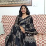 Jhansi Instagram - The hand made beauty and self made beauty in one frame. Spot Ajrakh, ikkat, and kalamkari , on me, under me and behind me . This beautiful ajrakh saree with full sleeved blouse was done by @swethavardhinenidesignerstudio 🙏🖤🔥 #handlooms #textiles #homedecor
