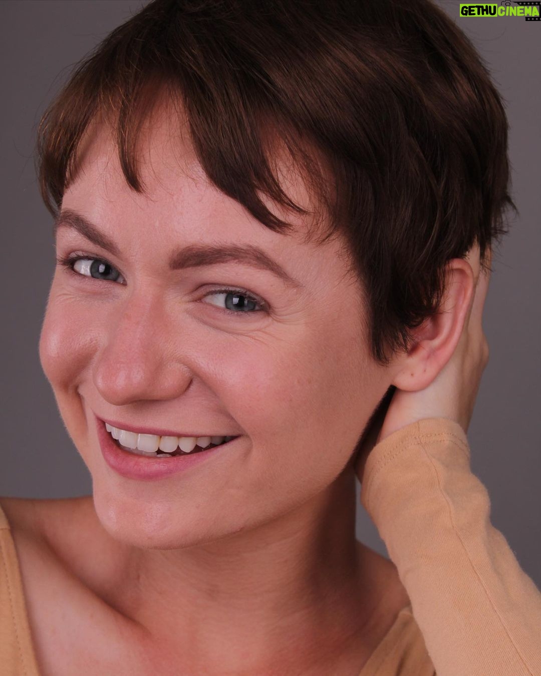 Jiřina Daňhelová Instagram - Helou ! Narozky za mnou další rok předemnou. A svuj herecký rejstřík obohacuji o novou polohu malého šestnástiletého chlapce 😁 Dik za vřelá přání ♥️ 📷 @ph.by.kat