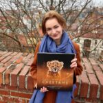 Jiřina Daňhelová Instagram - Remembering Wildlife. Bylo vplánu, že poletim v léte za Gorilama do Rvandy a podporim je primo v jejich prirozenym prostredí. Jen trochu tuším, že to neklapne. Tak to nejmenší , co mužu, je poslat alespon dal tuhle knizku, jejíž koupí udelate hodne dobra. ❤️🦍❤️ www.buyremembering.com @rememberingwildlife @cechv @rememberingcheetahs @gepardí #kocourek #zNamibie Vyšehrad
