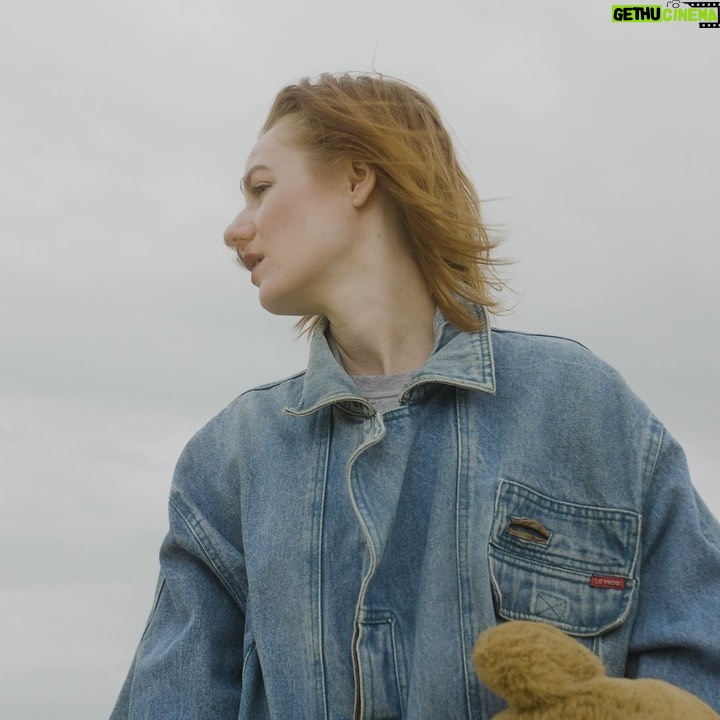 Jiřina Daňhelová - 303 Likes - Po Kapkách 🤍 aneb písek uplně fšade 😄
hudba - Jiří Vidasov @vidasov_
text- Josef Galen @galen208
mix & master - Tomáš Zeman @zemak007
bicí - Martin Linhart @medved_buben
back vocals- Iby Pop @ibypop
kytara - Iby Pop(to stejný neasi tvl)
režie- Jan hadraba @janhadraba
asistent kamery- Claudia Geilerová @claudiageiler
make-up- Dagmar Micová @dadiduuart
střih - Jan Hadraba
foto- Claudia Geilerová
produkce- IMPRESIA FILMS
#pokapkach#pisekfsude#newsong#czechrepublic#musicvideo