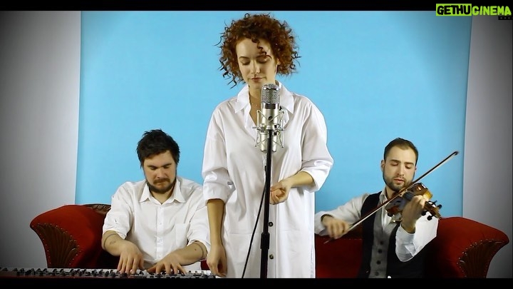 Jiřina Daňhelová - 773 Likes - Děkuju @supraphon za vydání nový věci
Hladina je písnička o jedný zmatený holce, která plave chvíli na hladině vlastních pocitů a chvíli pod ní. Stále hledá svůj proud, a někoho kdo jí ukáže břehy. I o touze nechat se volně unášet. A to třeba za oceány.
Hudba: @vidasov_
Text: @hanarobinson.cz
Housle: @kotty_music
Mix & master : Tomáš Zeman
Už teď můžete poslouchat na spotify 😊
a na youtube, odkaz v biu ☺️ Hezký páteční večer ❤️