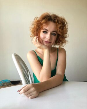 Jiřina Daňhelová Instagram - Mě se to jen líbí. Ta fotka. A to modrý vlevo je muj naivní kufřík na dlooouhým provázku. Jsou v něm hašlerky a nápis ,,s láskou přijď, s láskou odejdeš” 😅 Pouštim ho na provázku z okna čtvrtýho patra, aby mi tam vrátili klíče ti, kteří navštívili můj byt v domě bez zvonku,bzučáku a výtahu. 
Jen kvůli odemknutí dveří a případnýmu trapnu, když nechceš dávat pusu na pusu ale jen na tvář, s nikym teda až dolu chodit nebudu! Je to podle mě hezká tečka na závěr každy schůzečky u mě. Vrátíš prostě kliče do modrýho kufříku na provázku a můžeš si vzít hašlerku na další cestu 😅🤷‍♂️🙈( Nebo nevim jak týhle blbosti udělat alibi) Každopádně jsem ten systém propracovávala docela dlouho. Jinak ale na týhle fotce vypadám jako luxury-NewYork-bitch, která určitě bydlí v luxury-NewYork mrakodrapu. S výtahem.