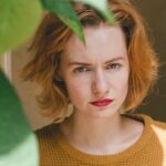Jiřina Daňhelová Instagram - Jako ano, instagram je určitě medium, kterým je fajn šiřit zábavu, pozitivní věci, sluníčkovou osvětu a inspiraci. Propadla jsem tomu hodně, někdy mě to baví víc, někdy míň. Ale pořád mě tyhle ,,bavítka” nepohltily natolik, aby mi nedošlo, že jsem pouhou ovečkou, jejíž (ne)pozornost je pro někoho hrozně výhodná. Určitě to nevztahuju pouze na socialní sítě. Ať už se stanu svědkem čehokoliv, nejen co se kulturního světa týká, u jakýkoliv všední situace se jako první z mých ,, já” ozve to, které vidí na věcech vždycky to pozitivní. Říkám si ,, Proč hledat zápory, soudit, za každou cenu si vytvářet názor- v horším případě vytvořenej spojováním názorů ostatních. Proč šířit něco zlýho? Negace plodí zas jen negaci. Tak proč bych jí poskytovala úrodnou půdu ?! “ 🤷‍♂️❤️💐☀️ Pak se na mě ironicky podívá moje druhý ,,já” , pozvedne obočí a už ani nemusí dodávat, ať si nelžu do kapsy a přiznám, že jde zas o další fucking shit prvek, kterej má lidi jen zabavit proto, aby si nevšímaly třeba toho, že je to tady opět funguje na principu ,, chléb a hry” kterej byl mimo jiný podstatou například pádu Římský říše. Mám-li to brát do důsledku 😑 Tak jen, že ne uplně pozitivní část sebe, kterou nepochybně máme všichni, jsem se rozhodla nepotlačovat. Naopak se učím ty dvě sféry vyrovnat. A pokládám to třeba i za jedno z poslání, který bych chtěla jednou svoje děti naučit. ,, Pracovat s pocitama” Nikoliv jim namluvit, že vztekat se je špatný. Na základě něčeho přece ten pocit vzniknul, je to to jediný pravdivý vodítko. Zpochybňovat ho, nevnímám jako správnou cestu. Tím pádem bych ale nejdřív prosila, naučit se to sama ✌🏼 Je nepochybně pěkný byt stále v cukrový vatě, nepříjemným záležitostem nevěnovat pozornost, mínusama se nezabývat a ideálně dělat že neexistují. Ale je to pak kompletní? Na druhou stranu chápu, že obklopovat se jen tím pěkným je pro někoho jedinej nejsmysluplnější způsob, jak si to tady s láskou všechno pořádně užít. Jen mi to prostě nedá. Asi i vlivem informací, který člověku docvaknou, když si dá dvě a dvě dohromady. Nebo stačí nebýt slepej. Takže jo, bývala jsem už i milejší. 😅 #staypostive #nepopulárnínázor #26birthday
