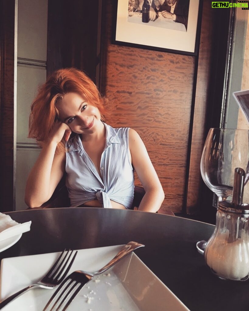 Jiřina Daňhelová Instagram - ,,Tak coo,jak se máš?” -,,Ale jooo,dobrý.” ,,Tak dobrý!” -,,Povídej něco hezkýho. Na co se těšíš a co Ti dneska udělalo radost.” ,,Tak jooo” 💐 @krystofzapletal Kavárna Slavia