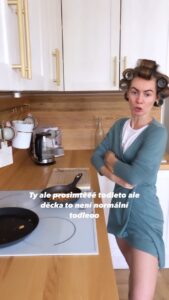 Jiřina Daňhelová Instagram - Devadesátkový dítě v novodobé komunikaci. Přeji krásný léto všem. :)