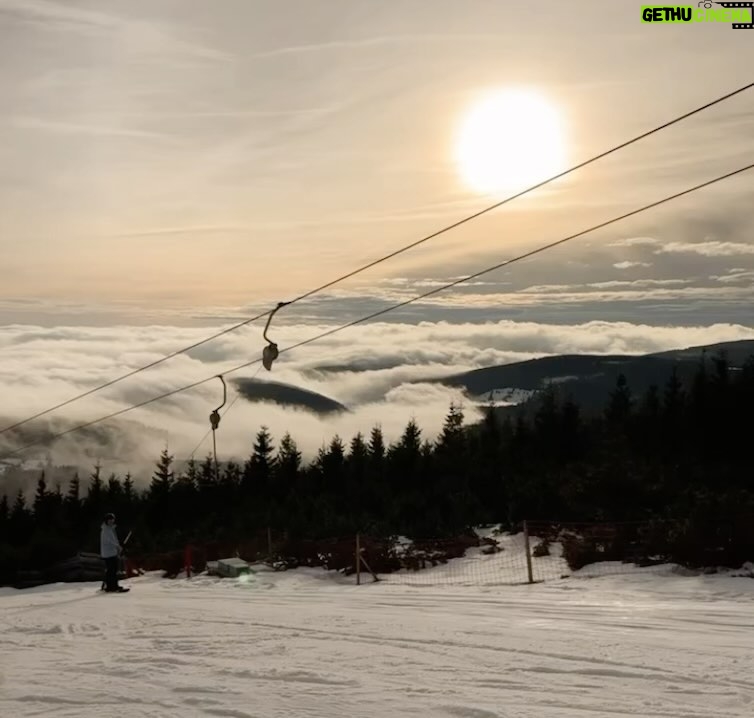 Jiřina Daňhelová - 667 Likes - V Krkonošské Malé Úpě leží rozmilá chalupa Hradečanka kde Vám nabídnou luxusní soukromou saunu, vinny sklípek, italskou kuchyni a k snídani mimo jiné krupicovou kaši. Hned za chatou je sjezdovka, pod chatou půjčovna všeho co byste mohli potřebovat včetně lyžařské školy na odložení dětí. Od chaty vede taková ta nejhezčí cesta na Sněžku na kterou půjdete v době kdy bude určitě hnusně ale to nevadí. Dog friendly je na Hradečance restaurace a pokoje i na Jeřabince která k tomu patří :)
@chata_hradecanka_1931 právem patří mezi @amazingplacescz
Děkuji za hezčí vstup do nového roku.
🤍