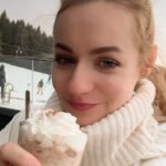 Jiřina Daňhelová Instagram – V Krkonošské Malé Úpě leží rozmilá chalupa Hradečanka kde Vám nabídnou luxusní soukromou saunu, vinny sklípek, italskou kuchyni a k snídani mimo jiné krupicovou kaši. Hned za chatou je sjezdovka, pod chatou půjčovna všeho co byste mohli potřebovat včetně lyžařské školy na odložení dětí. Od chaty vede taková ta  nejhezčí cesta na Sněžku na kterou půjdete v době kdy bude určitě hnusně ale to nevadí. Dog friendly je na Hradečance restaurace a pokoje i na Jeřabince která k tomu patří :)
@chata_hradecanka_1931 právem patří mezi @amazingplacescz 
Děkuji za hezčí vstup do nového roku. 
🤍 Chata Hradečanka & Jeřabinka