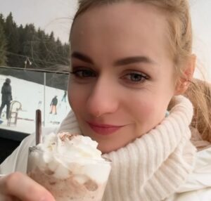 Jiřina Daňhelová Instagram - V Krkonošské Malé Úpě leží rozmilá chalupa Hradečanka kde Vám nabídnou luxusní soukromou saunu, vinny sklípek, italskou kuchyni a k snídani mimo jiné krupicovou kaši. Hned za chatou je sjezdovka, pod chatou půjčovna všeho co byste mohli potřebovat včetně lyžařské školy na odložení dětí. Od chaty vede taková ta  nejhezčí cesta na Sněžku na kterou půjdete v době kdy bude určitě hnusně ale to nevadí. Dog friendly je na Hradečance restaurace a pokoje i na Jeřabince která k tomu patří :)
@chata_hradecanka_1931 právem patří mezi @amazingplacescz 
Děkuji za hezčí vstup do nového roku. 
🤍