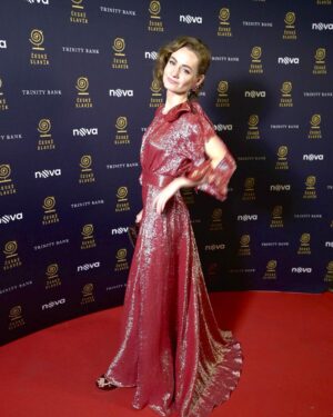 Jiřina Daňhelová Instagram - Děkuji Ti pane bože že jsem nerozflákala ty naušnice, 
Nezničila vypujčenou kožešinovou pelerínu, kterou měla na sobě Táňa Pauhofová na premiéře Lídy Baarový. ( kdybyste někde objevili fotku tak pošlete 🙏🏻) Honzovi Kořínkovi za vlasový wellness a makeup artistce za veškerej komfort a přesnost. Beatě za vesmírný šaty na míru, ze zlato červené pavučinky , s neviditelnými kapsami 🦋
Za minikurz pozovaček a za boty a doplňky z @aldo_shoes 
Pak taky děkuji že jsem nic neztratila, skoro nikoho neurazila, a vpořádku dorazila domu. 
šperky : @swarovski 
@mconsulting.cz 
vlasy: @hairstudiohonzakorinek 
make-up: @nkstudio_cz 
šaty : @beatarajska 
@beatarajska_design 🤍

A taky děkuji @j.e_styling že mi minulej tyden celkem trikrat kryl záda ! :D 🤍