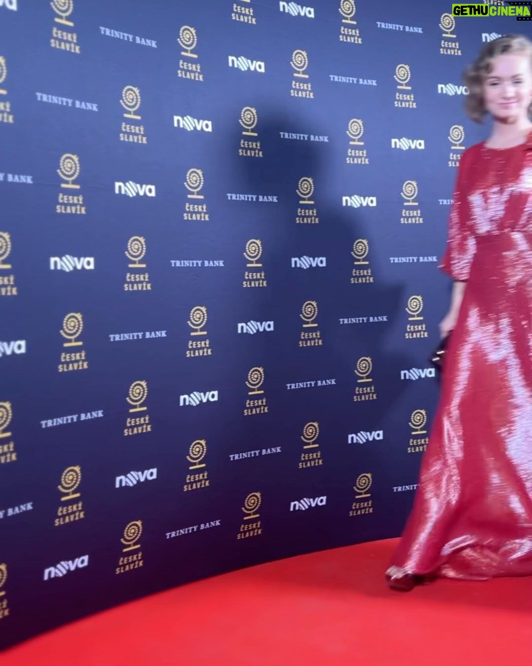 Jiřina Daňhelová - 2.4K Likes - Děkuji Ti pane bože že jsem nerozflákala ty naušnice,
Nezničila vypujčenou kožešinovou pelerínu, kterou měla na sobě Táňa Pauhofová na premiéře Lídy Baarový. ( kdybyste někde objevili fotku tak pošlete 🙏🏻) Honzovi Kořínkovi za vlasový wellness a makeup artistce za veškerej komfort a přesnost. Beatě za vesmírný šaty na míru, ze zlato červené pavučinky , s neviditelnými kapsami 🦋
Za minikurz pozovaček a za boty a doplňky z @aldo_shoes
Pak taky děkuji že jsem nic neztratila, skoro nikoho neurazila, a vpořádku dorazila domu.
šperky : @swarovski
@mconsulting.cz
vlasy: @hairstudiohonzakorinek
make-up: @nkstudio_cz
šaty : @beatarajska
@beatarajska_design 🤍
A taky děkuji @j.e_styling že mi minulej tyden celkem trikrat kryl záda ! :D 🤍