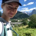 Jiřina Daňhelová Instagram - Juliana trail jsem si vybrala za prvé proto, že jsem chtěla na chvíli do kouzelnýho světa s minimem lidí, za druhé se na začátek dá dojet vlakem a za třetí je jeho trasa oficiálně zapsaná teprve od roku 2019. Tudíž pravděpodobnost , že na něm potkáš desítky influencerů živě streamujících svou “duchovní proměnu” na sítě, je tímpádem nulová. (Promin Compostelo. Třeba jindy.🔆) Jde o 270 km dlouhej trek kolem Triglavskýho národního parku ve Slovinsku. Zažiješ křišťálový tůňky, jezera, dravý říčky, překrásný vodopády, malovaný včelíny, babičky co neuměj anglicky ale uměj skvělý sýry, lesy jak v Jurským parku, spoustu perníkových chaloupek, krávy, ovce, dolinky, květinový pole a když pujde kolem Frodo Pytlik, pozdravíš jako starej známej. Trasa je řazená jako mírně náročná, takže pokud půjdeš poslušně po cestě, čeká tě nejvyšší bod 1326 m.n. m. Ale pokud jsi jako já, nikdy neuděláš nic podle návodu, chceš do horskýho sedla, ke skalním štítům a prostě kam se ti zamane, mužeš si vyšplhat co je ti sympatický a ocitnout se ve 2500 jen ty a vítr a pak se zase vrátit na poklidnou procházkovou trať jakoby nic. Pokud jsi poslušná/ý pujdeš každý den 20km do dalšího stanoviště kde se ubytuješ a rano vyrazíš znovu na další etapu cesty. Méně poslušní jedinci, si to kempnout na pět nocí sami u lesa mimo civilizaci dokud nazačnou povodně. ( 🙈 )Tuto variantu vřele nedoporučuji slabším povahám protože z lesa se vnoci stavá záhada Blair Witch lusknutím prstu a tobě může hrábnout než bys řekl švec. Byl by to takovej kurz práce s myslí zadarmo ale ja jsem samozřejme spala v hotelech. Proto ten stan. Haha. Přikládám vám sem odkaz kterej vám celou cestu podrobně představí a vy prostě jen sbalíte to nejnutnější a vyrazíte na chvíli do Narnie : https://www.svetoutdooru.cz/hory/prechod-juliana-trail/ #zpatkykezdroji #270km #11dní ✅
