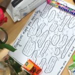 Jiřina Daňhelová Instagram - Úkol zněl jasně: ,,Zkombinuj dvě zkoušení s prací a neudělej žádnej prušvih! “ Na vědomost se dává, že jsem to dala. Bez průšvihu, bez agenta. Pro vas možná samozřejmost, pro mě velkej krok vpřed. 1) termíny představení ,,Mnoho povyku pro lajk” v divadle Na Jezerce 28.5 / 1.6 / 9.6 / 8.7 Chodovská Tvrz. @matej_balcar děkuju 🙏🏻 3)Zlomvazky ❤️❤️❤️❤️❤️❤️ 4) Pocta Tině 5) Tvy příští menu v Cafe de Paris: Lanýžový tatarák z lososa, Entrecôte s nejlepšíma fritama v Praze a Crème Brûlée ve velikosti měsíce. 6)cesty vlakem do @jihoceskedivadlo. České dráhy vás cvičí k tolik potřebnému balancu. 🤯 Představení Rozum a cit bude mit premièru v příštím roce na Otáčivém hledišti v Českym Krumlově a bude to eñoñuño 🤌🏼 7)Dycky VácLav, 12 let čistýho přátelství 12 let cisterna lásky for me. @vaclav.tobrman.pianista