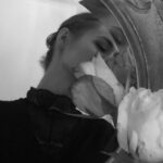Jiřina Daňhelová Instagram - Úkol zněl jasně: ,,Zkombinuj dvě zkoušení s prací a neudělej žádnej prušvih! “ Na vědomost se dává, že jsem to dala. Bez průšvihu, bez agenta. Pro vas možná samozřejmost, pro mě velkej krok vpřed. 1) termíny představení ,,Mnoho povyku pro lajk” v divadle Na Jezerce 28.5 / 1.6 / 9.6 / 8.7 Chodovská Tvrz. @matej_balcar děkuju 🙏🏻 3)Zlomvazky ❤️❤️❤️❤️❤️❤️ 4) Pocta Tině 5) Tvy příští menu v Cafe de Paris: Lanýžový tatarák z lososa, Entrecôte s nejlepšíma fritama v Praze a Crème Brûlée ve velikosti měsíce. 6)cesty vlakem do @jihoceskedivadlo. České dráhy vás cvičí k tolik potřebnému balancu. 🤯 Představení Rozum a cit bude mit premièru v příštím roce na Otáčivém hledišti v Českym Krumlově a bude to eñoñuño 🤌🏼 7)Dycky VácLav, 12 let čistýho přátelství 12 let cisterna lásky for me. @vaclav.tobrman.pianista
