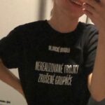 Jiřina Daňhelová Instagram - Úkol zněl jasně: ,,Zkombinuj dvě zkoušení s prací a neudělej žádnej prušvih! “ Na vědomost se dává, že jsem to dala. Bez průšvihu, bez agenta. Pro vas možná samozřejmost, pro mě velkej krok vpřed. 1) termíny představení ,,Mnoho povyku pro lajk” v divadle Na Jezerce 28.5 / 1.6 / 9.6 / 8.7 Chodovská Tvrz. @matej_balcar děkuju 🙏🏻 3)Zlomvazky ❤️❤️❤️❤️❤️❤️ 4) Pocta Tině 5) Tvy příští menu v Cafe de Paris: Lanýžový tatarák z lososa, Entrecôte s nejlepšíma fritama v Praze a Crème Brûlée ve velikosti měsíce. 6)cesty vlakem do @jihoceskedivadlo. České dráhy vás cvičí k tolik potřebnému balancu. 🤯 Představení Rozum a cit bude mit premièru v příštím roce na Otáčivém hledišti v Českym Krumlově a bude to eñoñuño 🤌🏼 7)Dycky VácLav, 12 let čistýho přátelství 12 let cisterna lásky for me. @vaclav.tobrman.pianista