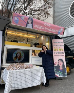 Ji Woo Instagram - 감사합니다아🤍 힘내서 촬영 화이팅할게요!!!😭