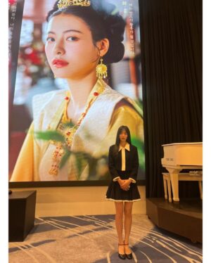 Ji Woo Instagram - 얼마 남지 않은 한 해 잘 마무리 하시고 
행복한 새해 맞이하세요❣️
환상연가 많은 관심과 사랑 부탁드려요! 

#환상연가 #1월2일첫방송 #금화💛