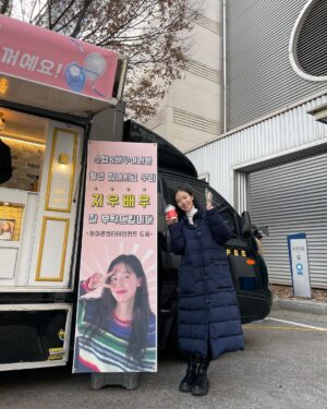 Ji Woo Instagram - 감사합니다아🤍 힘내서 촬영 화이팅할게요!!!😭