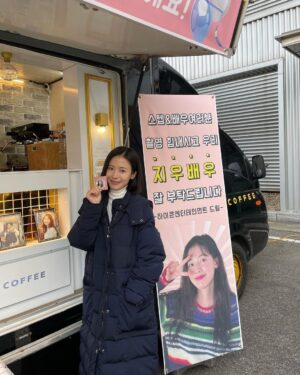Ji Woo Instagram - 감사합니다아🤍 힘내서 촬영 화이팅할게요!!!😭