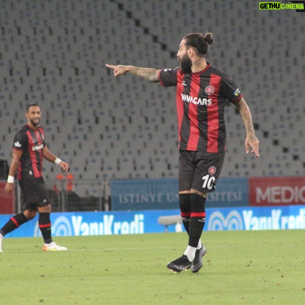 Jimmy Durmaz Instagram - Ilk mac 3 puan ✅ its a long way to go everything is not perfect but with the right mindset and the right work etic We Will reach what We want🙏🏻🙏🏻 ⚫️🔴 #jd #dmz #karagumruk #gumruk