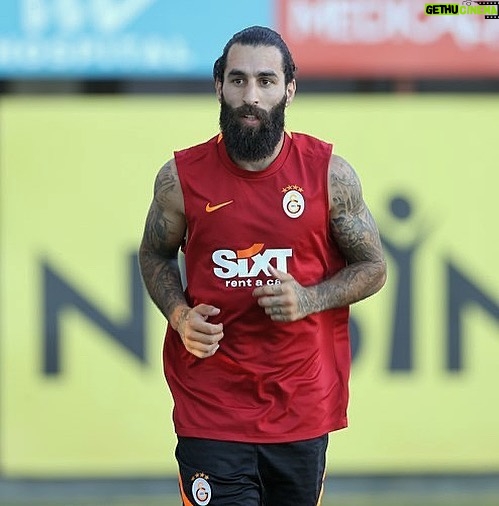 Jimmy Durmaz Instagram - Back home again ❤️💛!!! Feel so good to take my first running steps after the surgery!! Now slowly progress to get back in the right shape 🦁🙌🏻 #dmz #jdbeard #backtowork #galatasaray