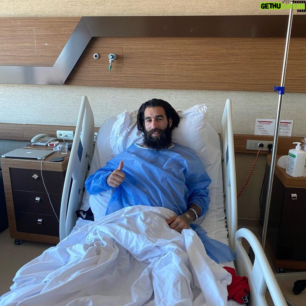 Jimmy Durmaz Instagram - Just had a operation that went good Thanks to GOD first and @yenerince for making the operation 🙏🏻🙏🏻🙏🏻 Now i look forward to start my rehab and come back as strong as possible for the next season 🙏🏻🙏🏻 #thankyougod
