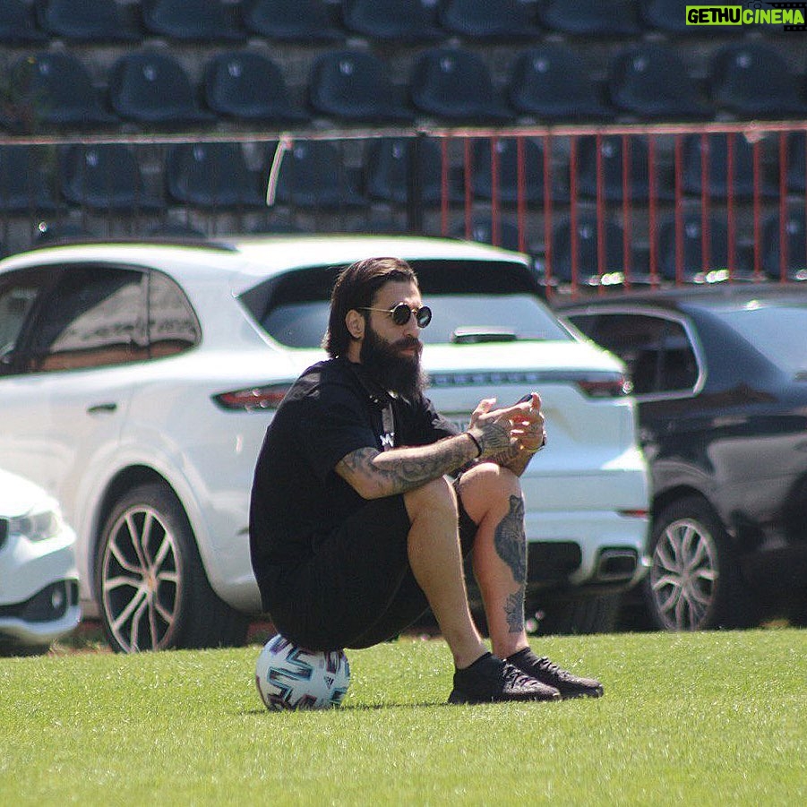 Jimmy Durmaz Instagram - Sometimes the best training is to analys and read the game ⚽️❤️ #jd #beard #jdbeard #training #beardstyle