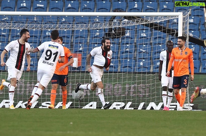 Jimmy Durmaz Instagram - Bravo takim 3 puan ama biz devam ediyoruz !! 🔴⚫️ 3 important points but we keep on going with the hard work 🔴⚫️ #jd #jdbeard #dmz #beardman #karagümrük #gümrük