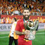 Jimmy Durmaz Instagram - Sevgili Galatasaray’lılar bugün itibariyle aranızdan ayrılıyorum…Başta ; Çocukluk hayalimin gerçekleşmesini sağlayan ve geldiğim ilk günden beri her oyuncuya olduğu gibi bana da Baba gibi yaklaşan Fatih Hocama,yardımcılarına,Bütün takım arkadaşlarıma,Florya personeline ve Büyük Galatasaray taraftarına çok ama çok teşekkür ederim… Bu sevgiyi hayatımın sonuna kadar kalbimin en güzel yerinde saklayacağım… 💛❤️ #galatasaray