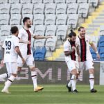 Jimmy Durmaz Instagram - Bravo takim 3 puan ama biz devam ediyoruz !! 🔴⚫️ 3 important points but we keep on going with the hard work 🔴⚫️ #jd #jdbeard #dmz #beardman #karagümrük #gümrük