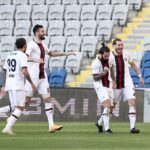 Jimmy Durmaz Instagram – Bravo takim 3 puan ama biz devam ediyoruz !! 🔴⚫️

3 important points but we keep on going with the hard work 🔴⚫️ #jd #jdbeard #dmz #beardman #karagümrük #gümrük