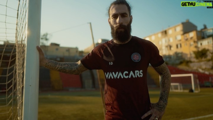 Jimmy Durmaz Instagram - MANTALITE NO: 2 - "Jimmy Durmaz: Türk Asıllı" Mantalite YouTube kanalında. Presented by @vavacarstr Starring @jimmydurmaz Created by @okansaykun Co-Executive Producer: @rehamk DOP: @omerberklii Camera Assistant: @velicanangin Video Edited by: gurkanakkus7 Coloring: gurkanakkus7 Writer: @eneesgl #işbirliği