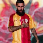 Jimmy Durmaz Instagram – Sevgili Galatasaray’lılar bugün itibariyle aranızdan ayrılıyorum…Başta ; Çocukluk hayalimin gerçekleşmesini sağlayan ve geldiğim ilk günden beri her oyuncuya olduğu gibi bana da Baba gibi yaklaşan Fatih Hocama,yardımcılarına,Bütün takım arkadaşlarıma,Florya personeline ve Büyük Galatasaray taraftarına çok ama çok teşekkür ederim…
Bu sevgiyi hayatımın sonuna kadar kalbimin en güzel yerinde saklayacağım…
💛❤️ 
#galatasaray