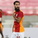 Jimmy Durmaz Instagram – Sevgili Galatasaray’lılar bugün itibariyle aranızdan ayrılıyorum…Başta ; Çocukluk hayalimin gerçekleşmesini sağlayan ve geldiğim ilk günden beri her oyuncuya olduğu gibi bana da Baba gibi yaklaşan Fatih Hocama,yardımcılarına,Bütün takım arkadaşlarıma,Florya personeline ve Büyük Galatasaray taraftarına çok ama çok teşekkür ederim…
Bu sevgiyi hayatımın sonuna kadar kalbimin en güzel yerinde saklayacağım…
💛❤️ 
#galatasaray