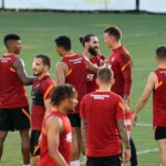 Jimmy Durmaz Instagram - Sevgili Galatasaray’lılar bugün itibariyle aranızdan ayrılıyorum…Başta ; Çocukluk hayalimin gerçekleşmesini sağlayan ve geldiğim ilk günden beri her oyuncuya olduğu gibi bana da Baba gibi yaklaşan Fatih Hocama,yardımcılarına,Bütün takım arkadaşlarıma,Florya personeline ve Büyük Galatasaray taraftarına çok ama çok teşekkür ederim… Bu sevgiyi hayatımın sonuna kadar kalbimin en güzel yerinde saklayacağım… 💛❤️ #galatasaray