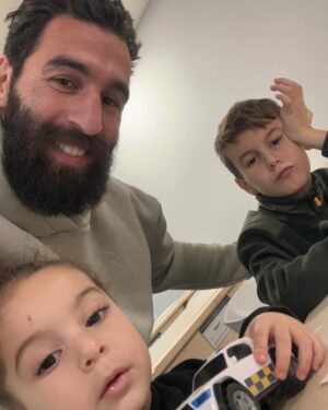 Jimmy Durmaz Instagram - Its been a hell of year Thank You 2023 and hello 2024 lets see what You bring in to our life 🙏 whish You all the best of luck in everything You whish for 🙏

#happynewyear #2024 #2023 #newlife