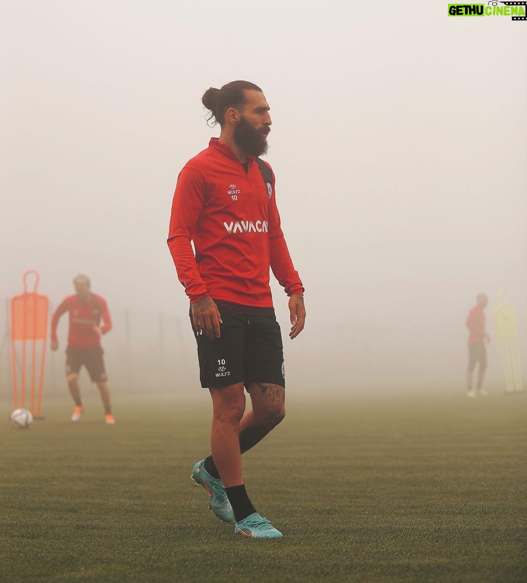 Jimmy Durmaz Instagram - Kurt puslu havayı sever 🌫 . . #jimmydurmaz #jd #karagümrük